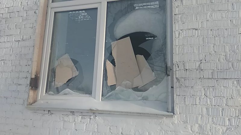 вандалы разбили окна