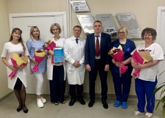 Сотрудники Иркутского алюминиевого завода поздравили медиков с профессиональным праздником